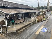 構内から駅舎を見る（2021年2月）