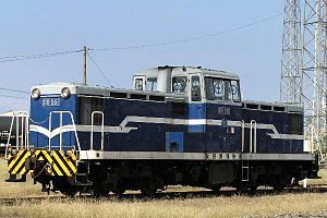 秋田臨海鉄道のディーゼル機関車DD56 1 （2006年、秋田港駅。2011年に国鉄色に変更）