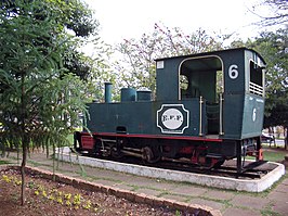 Locomotief op het plein praça dos Ferroviários in Cosmópolis