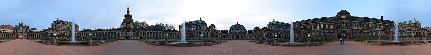 Zwinger. Van links naar rechts: Glockenspielpavillon, Porzellanpavillon, Kronentor, Mathematisch-Physikalischer Salon, Wallpavillon, Französischer Pavillon, Sempergalerie en Deutscher Pavillon