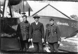 Wenige Tage vor dem verhängnisvollen Flug: Äly Durchman, Carl Erik Leijer und Bordmechaniker Carlo Riva in Sesto Calende vor einer fabrikneuen Savoia