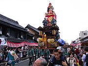 川越氷川祭、鉾台型山車（2010年10月16日撮影）。「龍神」の山車、松江町一丁目自治会、昭和26年（1951年）に屋台が、昭和63年（1988年）に山車が作られた[2]。