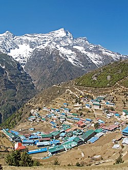 Namche Bazaar jo puncak Kongde Ri di lata balakang.