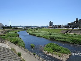 写真右側の住宅地が大西。 写真右側の堤防道路の下の河原は大西町。