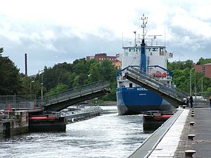 M/S Norne på väg ur Södertälje sluss i sydlig riktning.