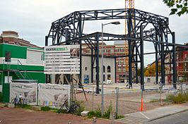 Westermoskee in aanbouw, op de achtergrond de aan het plein gelegen woningen, rechtsachter de Van Speijkstraat