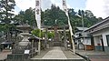 祭礼期間中、幟が立った神社前