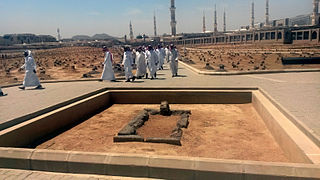 Tumba de Uthmán, con la Mezquita del Profeta (Masyid un-Nabawi) al fondo, vista hacia el oeste. Su cúpula verde también es visible.