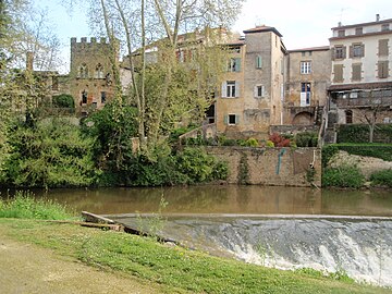 Vestiges du rempart sur le cours aval de la Douze avec une maison crénelée, présentant deux baies géminées à remplages.