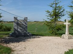 Monument aux morts et croix