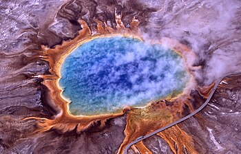 Termální pramen Grand prismatic spring v Yellowstonském národním parku