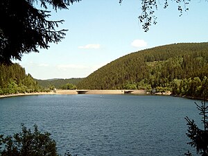 Blick über den Okerstausee zur Krone der Staumauer mit Nordwestflanke des Großen Ahrendsbergs (rechts)