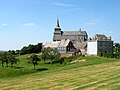 L'église St-Jacques le Majeur et les vieilles maisons du quartier.