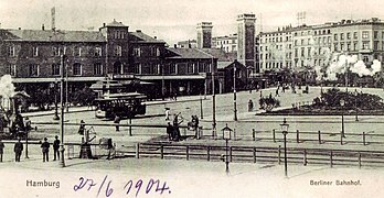 Ansicht von Norden kurz vor dem Abriss, im Vordergrund links ein Zug auf dem Verbindungsgleis zur Berliner Bahn, im Hintergrund ein weiterer Zug vom Hannoverschen Bahnhof