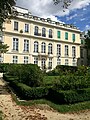 Hôtel vu des jardins.