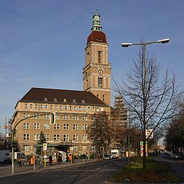 Het Rathaus Friedenau aan de overgang van de Hauptstraße naar de Rheinstraße