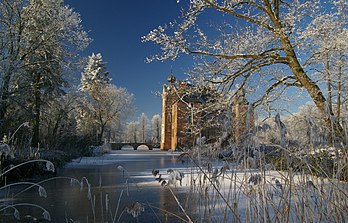 Photographie polarisée du château de Cannenburg, à Vaassen, aux Pays-Bas (Gueldre). (définition réelle 2 940 × 1 883)