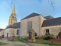 Église Notre-Dame-de-Folgoët de Bannalec ː flanc sud et monument à Jean Bourhis.