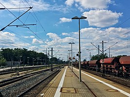 S-Bahnsteig mit Blick auf den Sonderbahnsteig