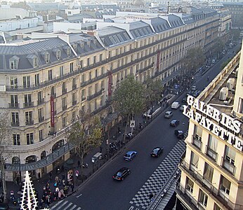 Boulevard Haussmann, con i classici edifici per appartamenti in stile Haussmann (1870)