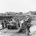 Un Otter Light Reconnaissance Car attraversa un ponte Bailey sul fiume Volturno presso Grazzanise, ottobre 1943