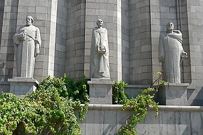 Photo des statues présentes au niveau de l'entrée de l'ancien bâtiment.