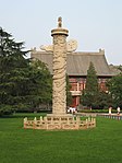 Ornamenterad obelisk i marmor.