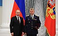 Avec Vladimir Poutine, lors de la remise au cosmonaute de récompenses.