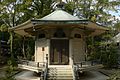 Shinkyō-den (心経殿), 1925 erbaut, beherbergt von Tennōs handgefertigte Kopien (写経, shakyō) des Herz-Sutras und eine Statue von Yakushi Nyorai