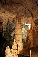 Une colonne dans la grotte.