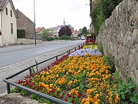 La rue de Chantraine et la mairie.