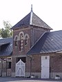 Porche de ferme avec tour-pigeonnier.