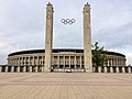 Zicht op het stadion met de Olympische ringen.