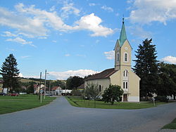 Březolupy, náves s kostelem