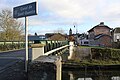 Pont du canal à l'entrée du village.