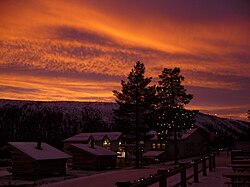 Auringonlasku talvisessa Sälenissä.