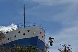 A boat-shaped restaurant in the commune.