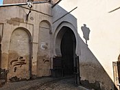 À l'intérieur de la porte, la première cour en plein air (est) et l'une des portes intérieures.