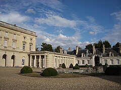 La cour, avec le château à gauche, et les écuries en face.