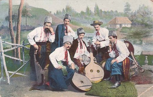 Студентська капела бандуристів (1908). На фотографії ймовірно: Кашуба (Кошуба) Марко Пилипович (1875—1934); Копань (Копан) Георгій Якович (1887—1938); Панченко Федір Петрович (без бандури); Сидить Потапенко Василь Васильович (колишній поводир Т. Пархоменка); Яценко в капелюсі (організатор капели) (1870-1935); Войцех Григорій Євтихович (1877—1937)