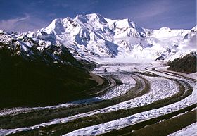 Vue du mont Blackburn et du glacier Kennicott depuis le sud-est.