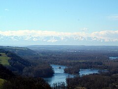 Vue sur la réserve naturelle régionale Confluence Garonne-Ariège et en arrière plan vue sur les Pyrénées.