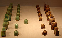 이란의 샤트란지 세트, 유약처리한 자기(glazed fritware), 12세기, 메트로폴리탄 미술관 소장[24]