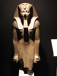 Estátua do faraó Tutemés III em basalto, no museu de Luxor, Egito.