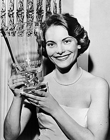 Carol Heiss with the Steuben Glass Trophy in 1960