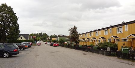 Villor och radhus längs Albanovägen.