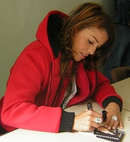 Nâdiya tijdens een signeersessie in 2006