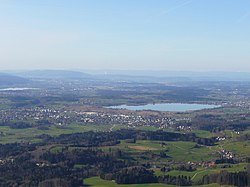 Wetzikon sijaitsee Pfäffikerseen eteläpuolella.