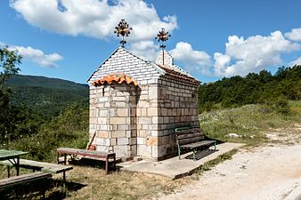 Поглед на помалата црква „Св. Петка“