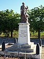 Le monument aux morts sur la place devant l'église (oct. 2012)